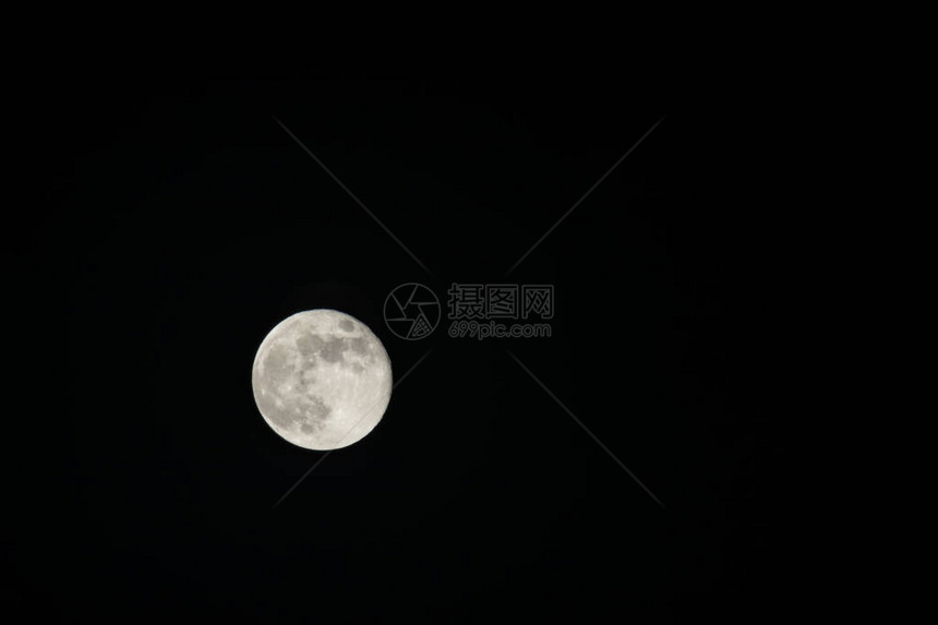 夜空和月光中的满月图片