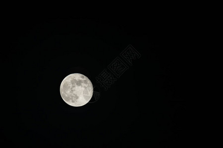 夜空和月光中的满月图片