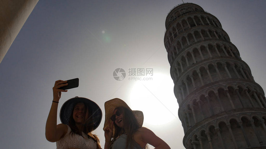 两个有魅力的女人在皮宁塔的背景上拍自意大利比图片