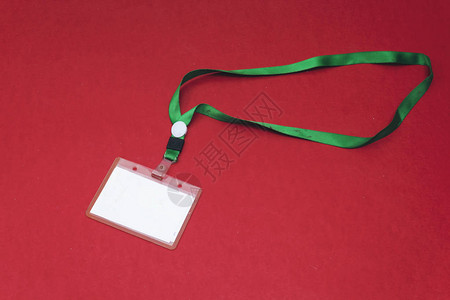 在红色背景上隔离的空白徽章样机用绳子挂在脖子上的普通空名牌模拟名称标图片