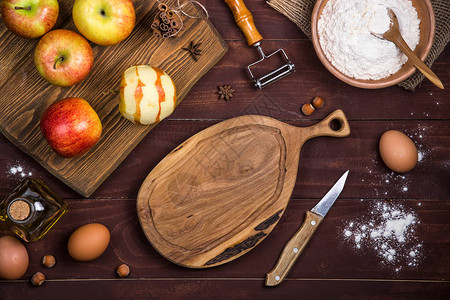 用于切苹果和在烘焙原料中做蛋糕的空板秋季食品概念顶视图平图片