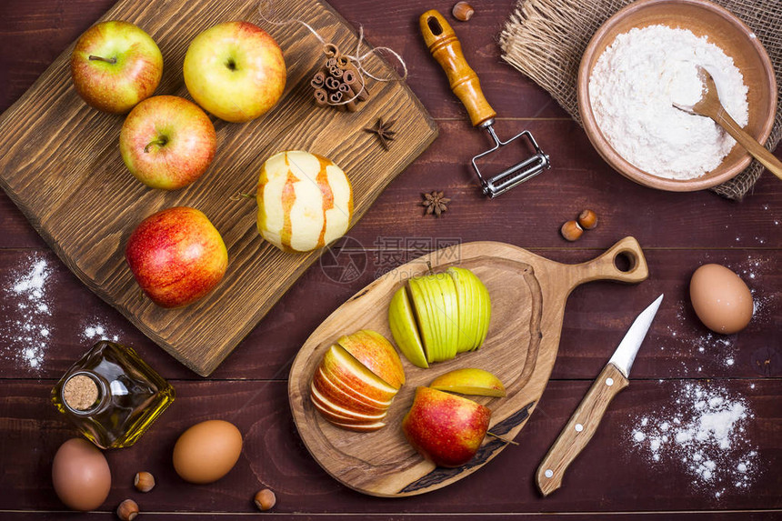 在制作苹果派或其他烘烤产品中的木板上切苹果秋季食物概念顶层图片