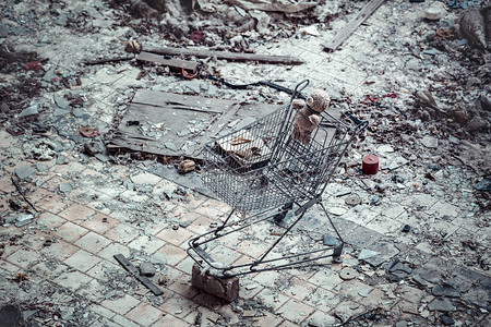 在被废弃的Pripyat市切尔诺贝利隔离区被摧毁的Azure池底图片