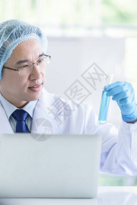 亚洲高级科学家男在实验室的研究和学习图片