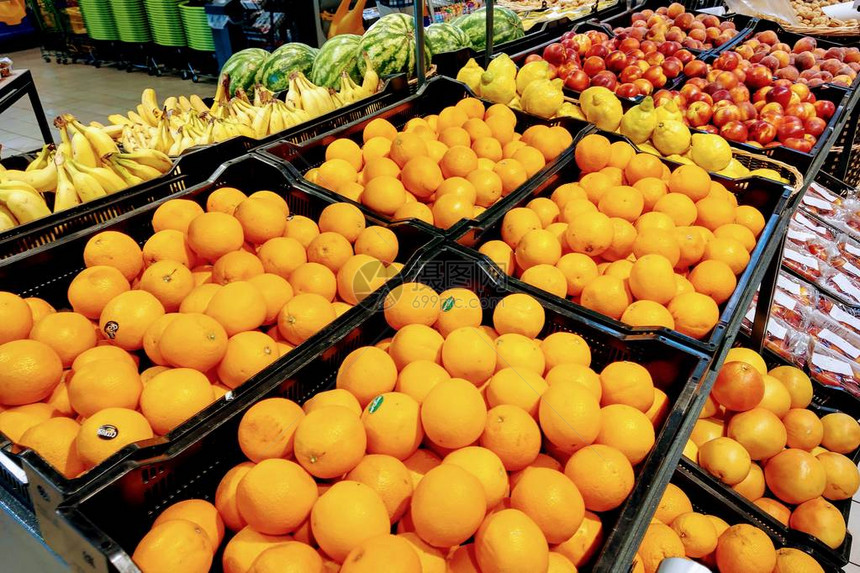 在超市或场上看到有水果的架子食物背图片