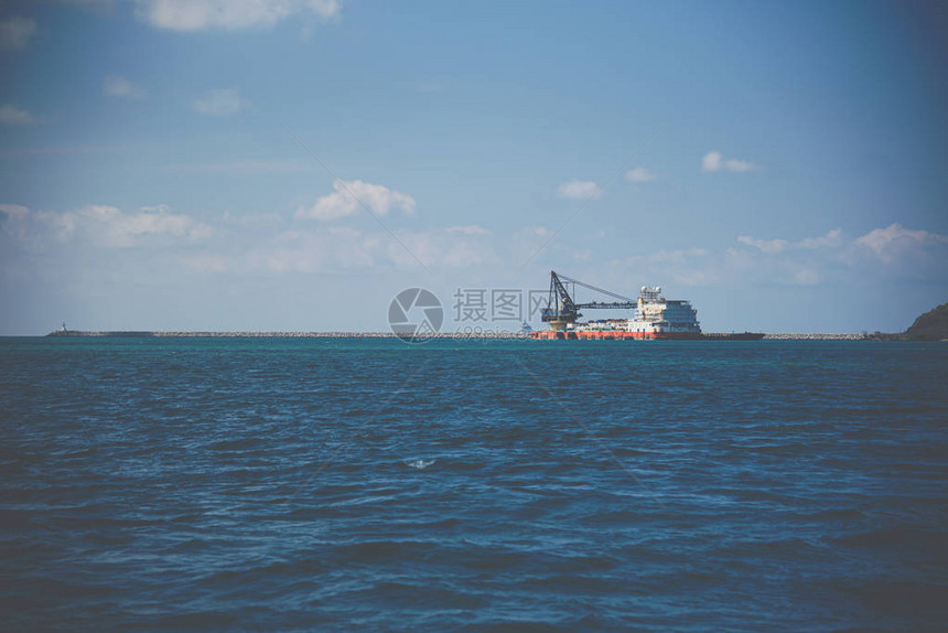 在海滩和热带海洋与蓝天的自然旅游地景观图片