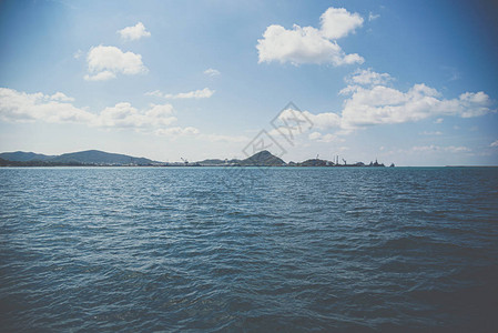 在海滩和热带海洋与蓝天的自然旅游地景观图片