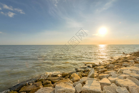 马来西亚马六甲水平的美丽日落长人造岩沙破背景图片