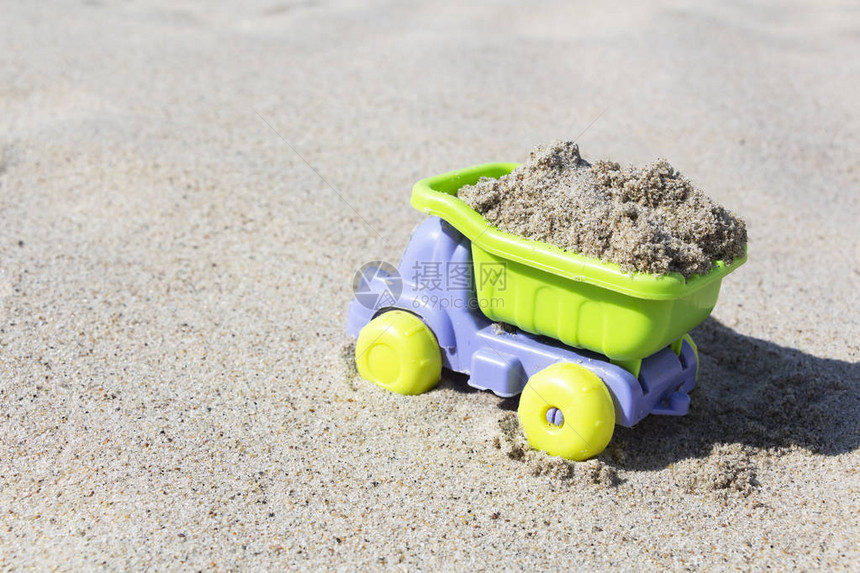 装沙子的儿童玩具卡车货物和建筑材料的运输图片