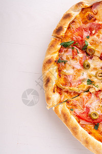白色木背景的半份比萨饼复图片