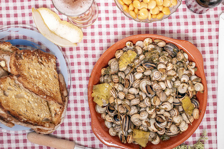 传统葡萄牙菜煮蜗牛和图片