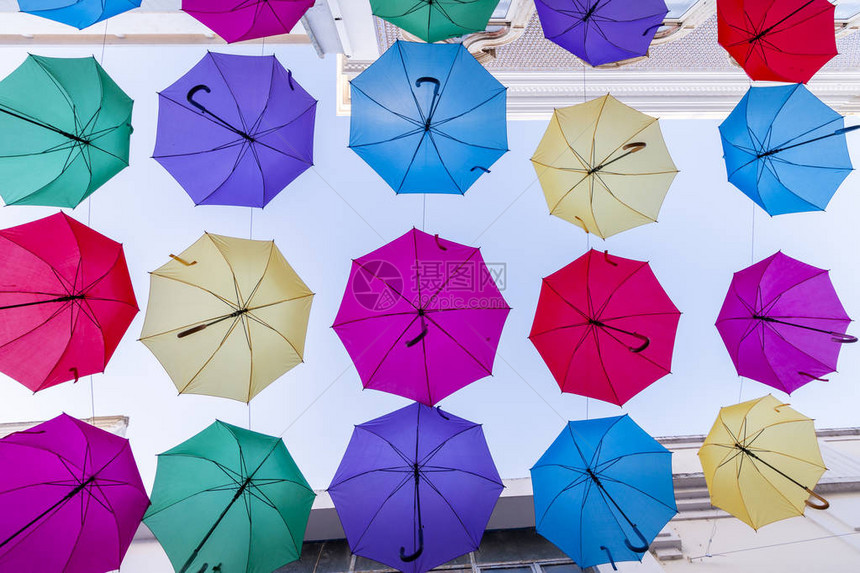 挂在街上的各种颜色的雨伞装饰图片