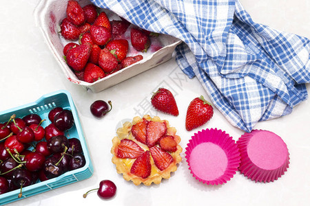 一盘草莓馅饼篮子里的樱桃图片