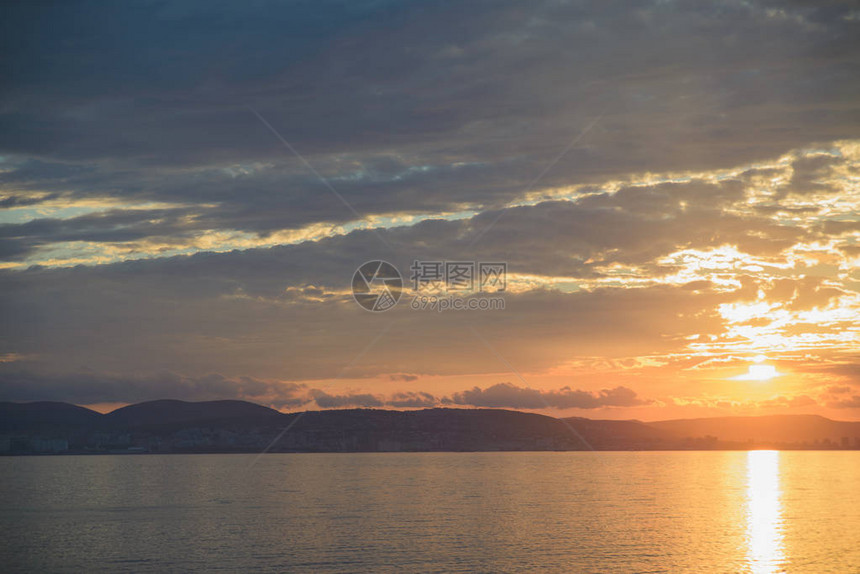 俄罗斯诺沃罗西日斯克市的日落黑海黄昏海景水平全图片