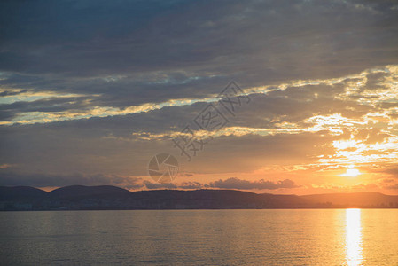 俄罗斯诺沃罗西日斯克市的日落黑海黄昏海景水平全图片