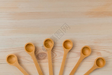 木制背景上的木勺一套复古风格的餐具复图片