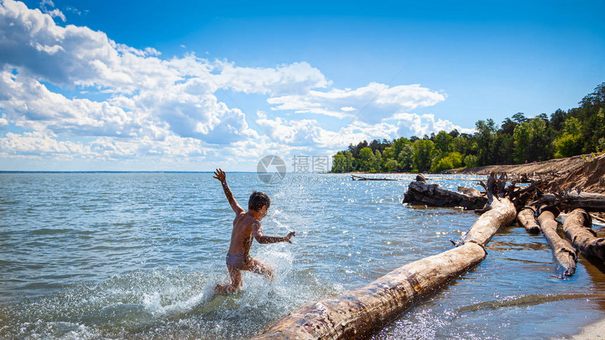 一个快乐的小男孩享受暑假和期图片