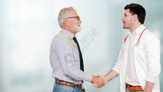 医院里的医生与另一位医生握手医疗保健人员团队合作和图片