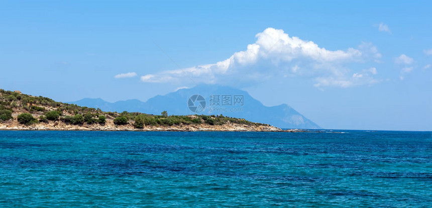 美丽的风景与大海岩石和蓝色天空中美图片