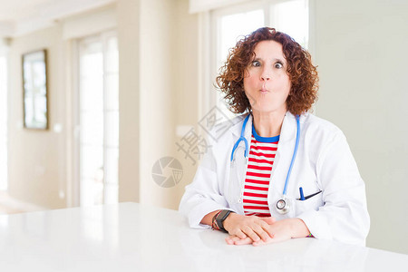 高级女医生在诊所穿着医疗长袍图片