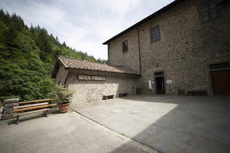 古卡马尔多利修道院和药房的外表图片