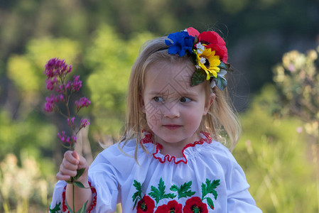 3岁穿乌克兰传统服装的小图片