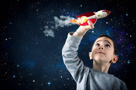 孩子玩小火箭想象力的概念图片