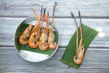 木桌上的大虾泰国的海产食图片