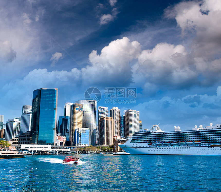 游轮停靠在澳大利亚悉尼港图片