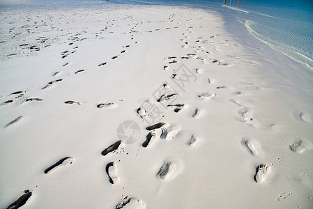 在美妙的原始海滩上留下脚印图片