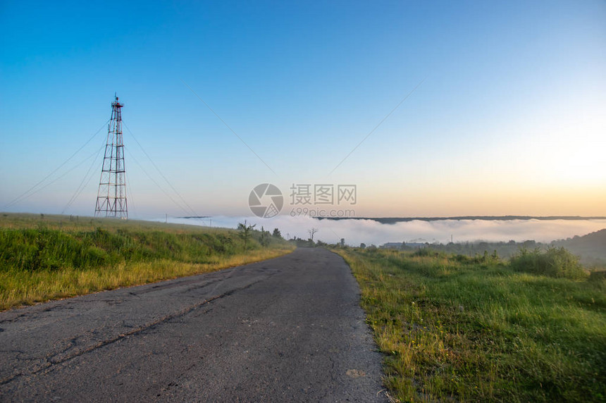 夏日早晨的雾路图片