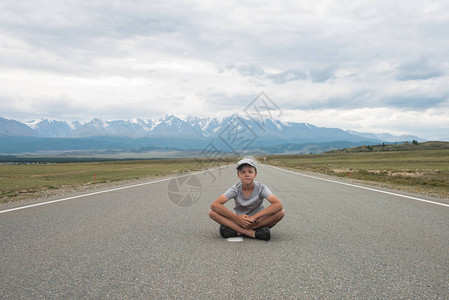 坐在山上美丽道路上图片