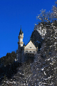 白雪皑的山顶上的宫殿风景图片