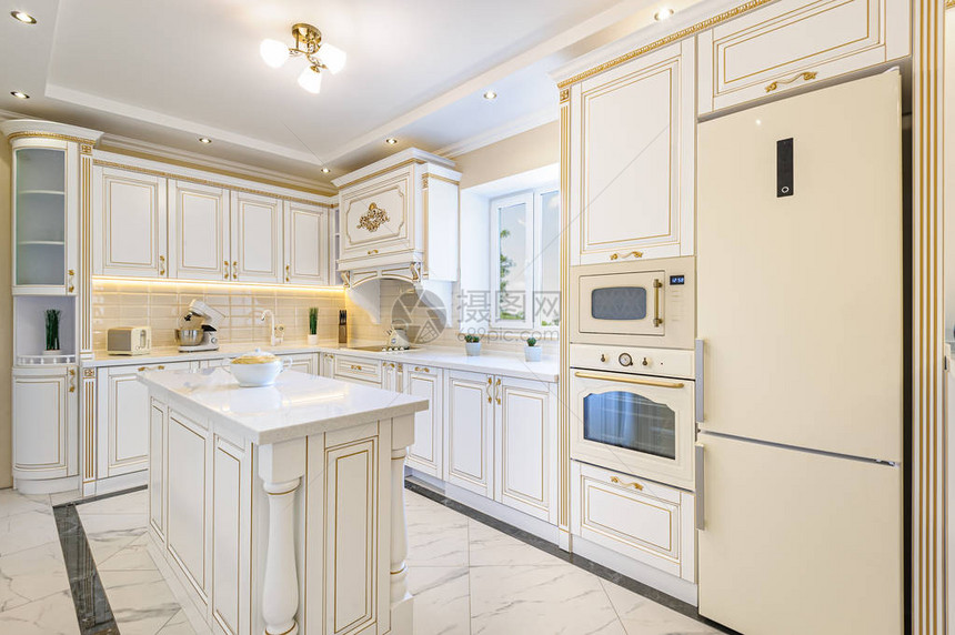 新古典俗式内地的白色和金色木制厨房图片