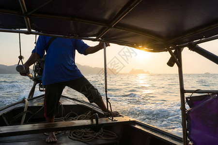 当地人乘泰国长尾船航行图片