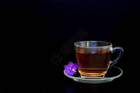 玻璃杯中的茶叶白本上孤图片