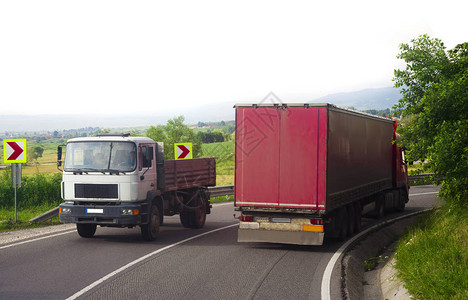 在公路上驾驶的卡车图片