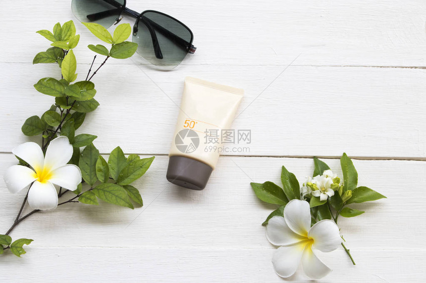 天然化妆品防晒霜spf50皮肤面部保健与生活方式女太阳镜放松夏季布置平躺图片