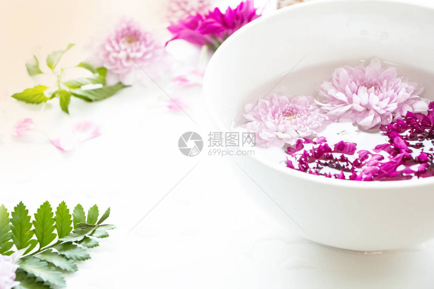 白色陶瓷锅上的鲜花芳香的背景图片