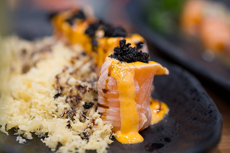 美味的经典鲑鱼寿司卷图片