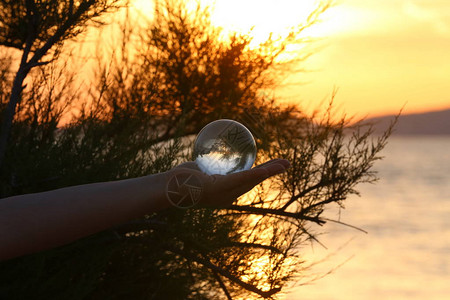 海日落的玻璃球反射图片