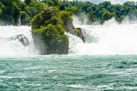 瑞士北部莱茵河畔诺伊豪森市莱茵河上的美丽瀑布莱茵瀑布是欧图片