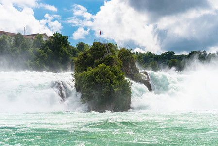 瑞士北部莱茵河畔诺伊豪森市莱茵河上的美丽瀑布莱茵瀑布是欧图片