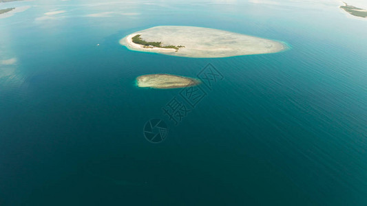 鸟瞰图有沙洲和珊瑚礁的岛屿海星岛夏季和图片