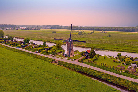 日落时从荷兰农村的一条长途风车起图片