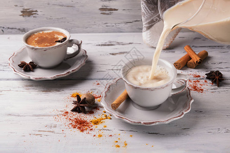 传统的印度马萨拉柴茶倒在一个漂亮的杯子里背景图片