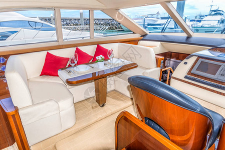 豪华午餐桌设置在游艇内部舒适设计的假日休闲旅游图片