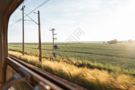 列车窗口的景色俯视着阳光晴朗图片