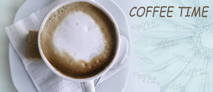 咖啡卡布奇诺咖啡放在白色餐巾纸和碟子上的白色杯子里图片
