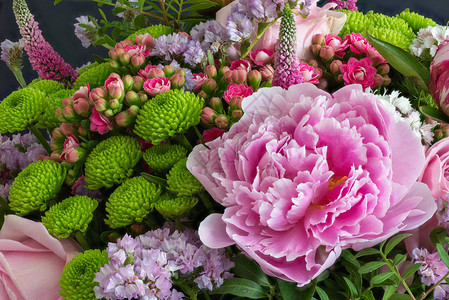 粉红牡丹在一束五颜六色的春花中高清图片